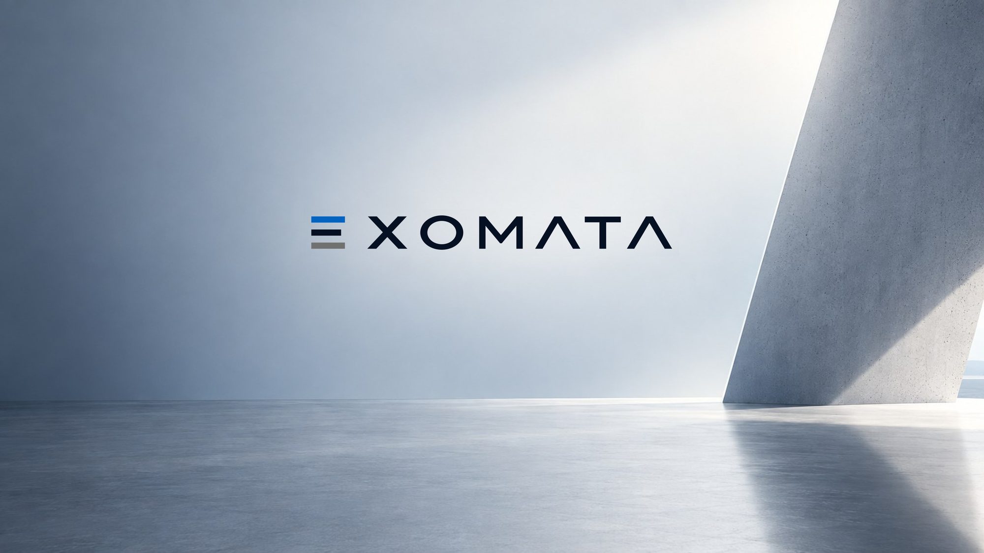 Exomata-logoet på en lys væg med en skrå betonflade